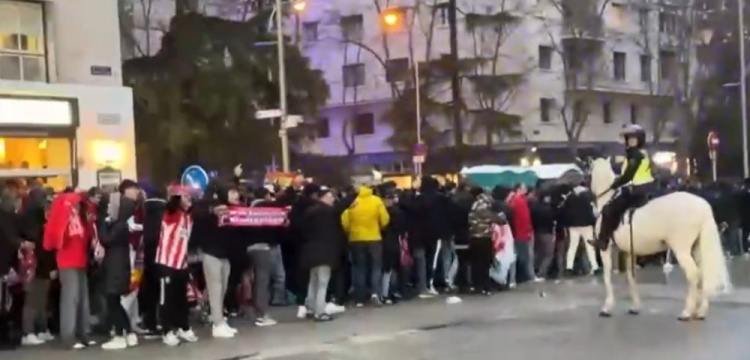  馬競球迷進入伯納烏時向人群投擲雜物，導致安保對其進行脫鞋檢查