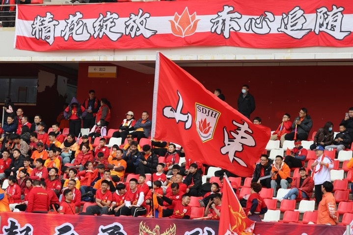 主場上萬名球迷的吶喊助威，給山東體彩女足征戰(zhàn)女超增添了能量與動力