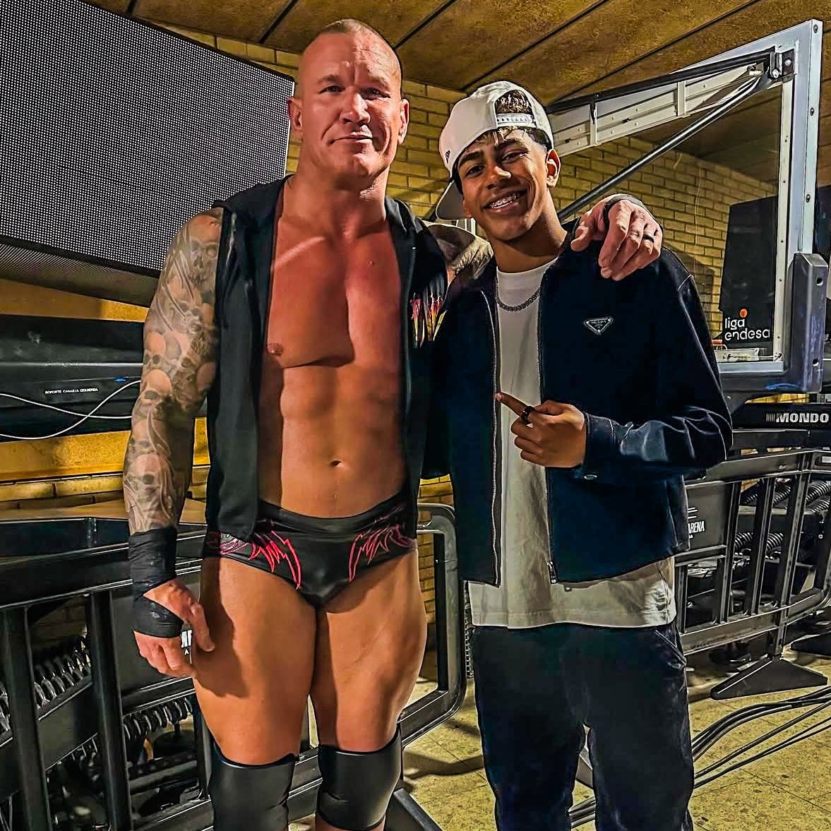  小心RKO！亞馬爾現(xiàn)場觀戰(zhàn)WWE，和奧爾頓、Triple H等合影