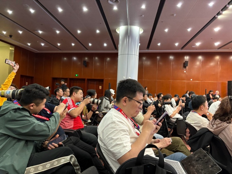  萬(wàn)眾矚目！記者擠滿(mǎn)國(guó)足賽前新聞發(fā)布廳，賽場(chǎng)記者預(yù)計(jì)超300人