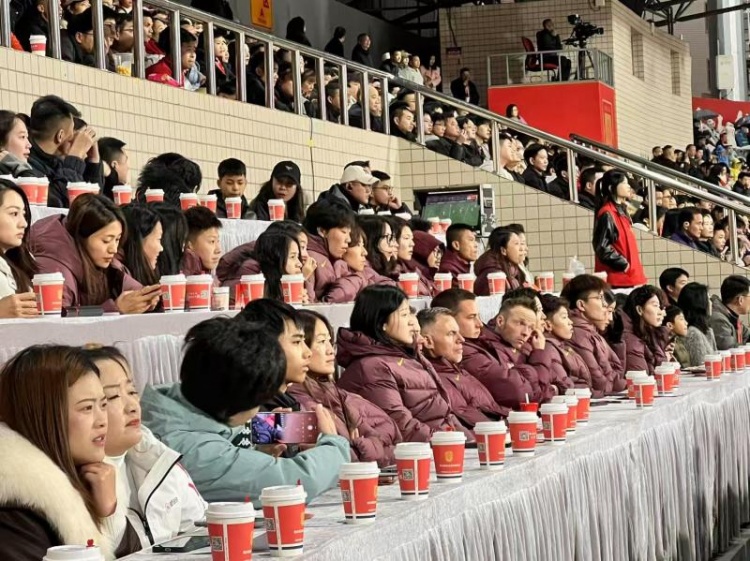  北青體育：中國女足現(xiàn)身中甲賽場，觀看重慶銅梁龍vs遼寧鐵人