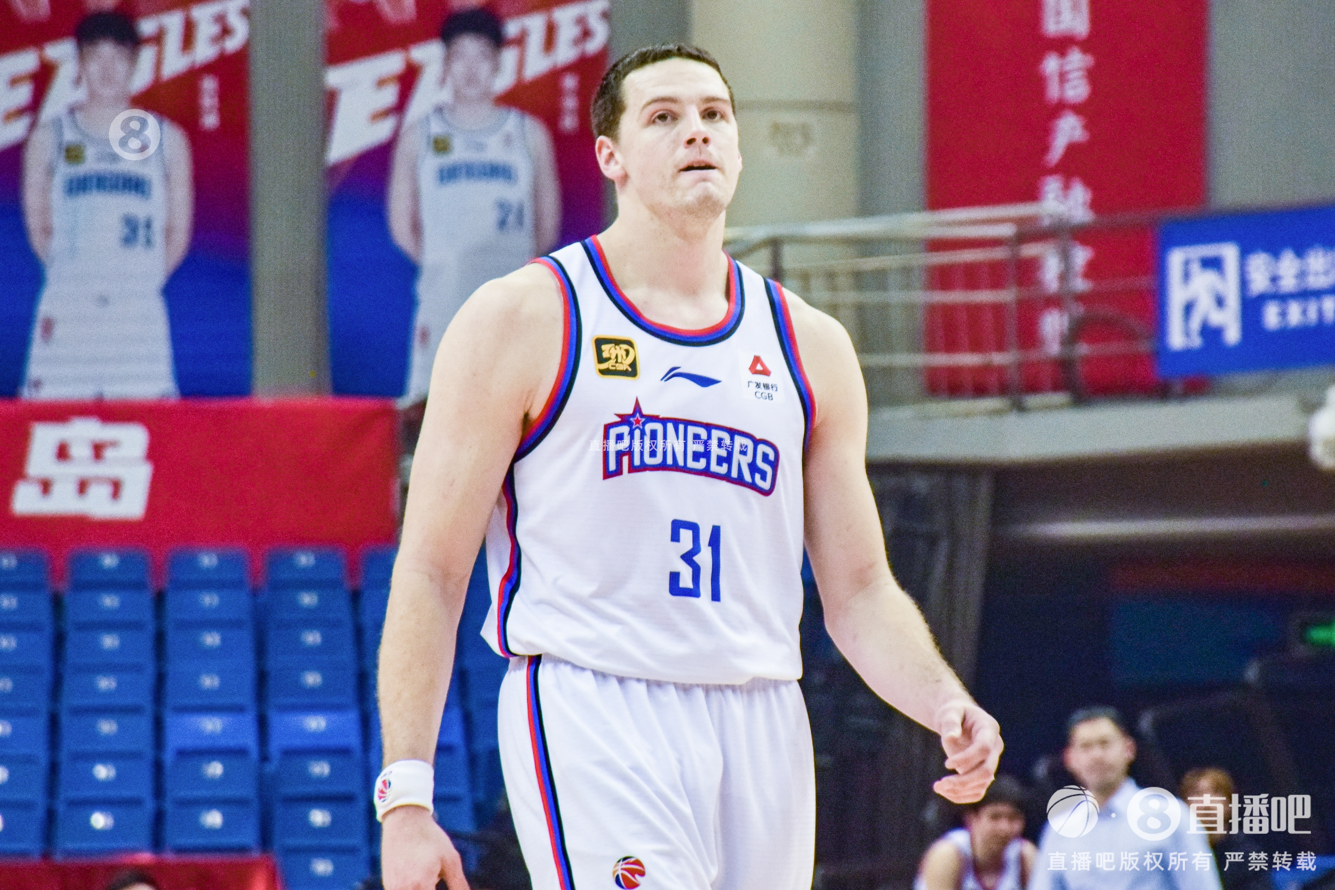  手感來遲了！大衛(wèi)-詹姆斯19中7&三分10中4拿到18分15籃板